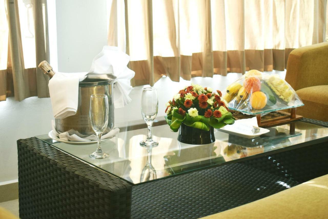 Thilanka Hotel Канди Екстериор снимка